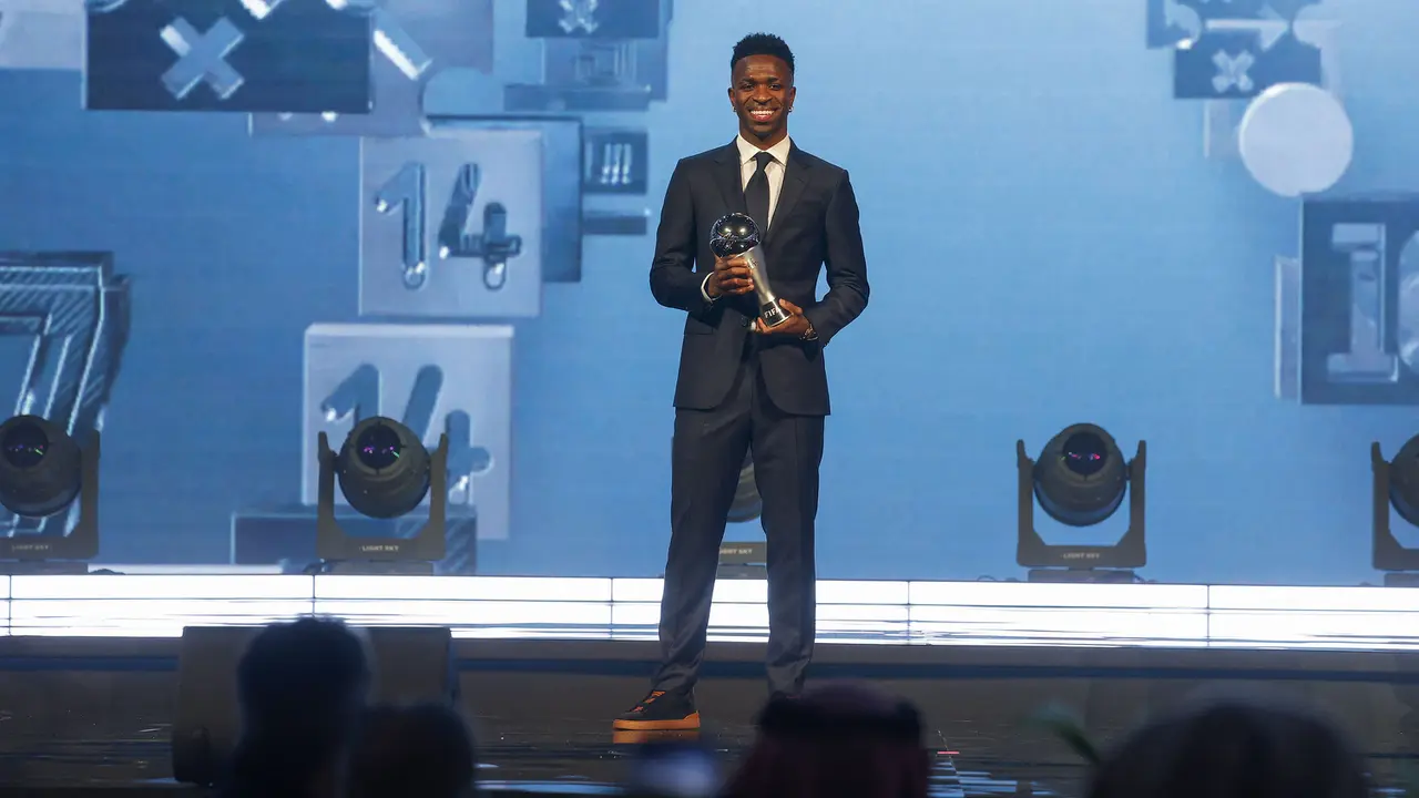 Foto: Vinicius Jr Sabet Penghargaan Pemain Pria Terbaik FIFA 2024, Kalahkan Rodri dan Bellingham