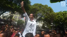 Presiden Joko Widodo menyapa pendukungnya usai mendaftarkan Capres-Cawapres ke Komisi Pemilihan Umum (KPU), Jakarta, Jumat (10/8). Jokowi dan Ma'ruf Amin resmi sebagai capres-cawapres untuk Pilpres 2019. (Merdeka.com/Imam Buhori)