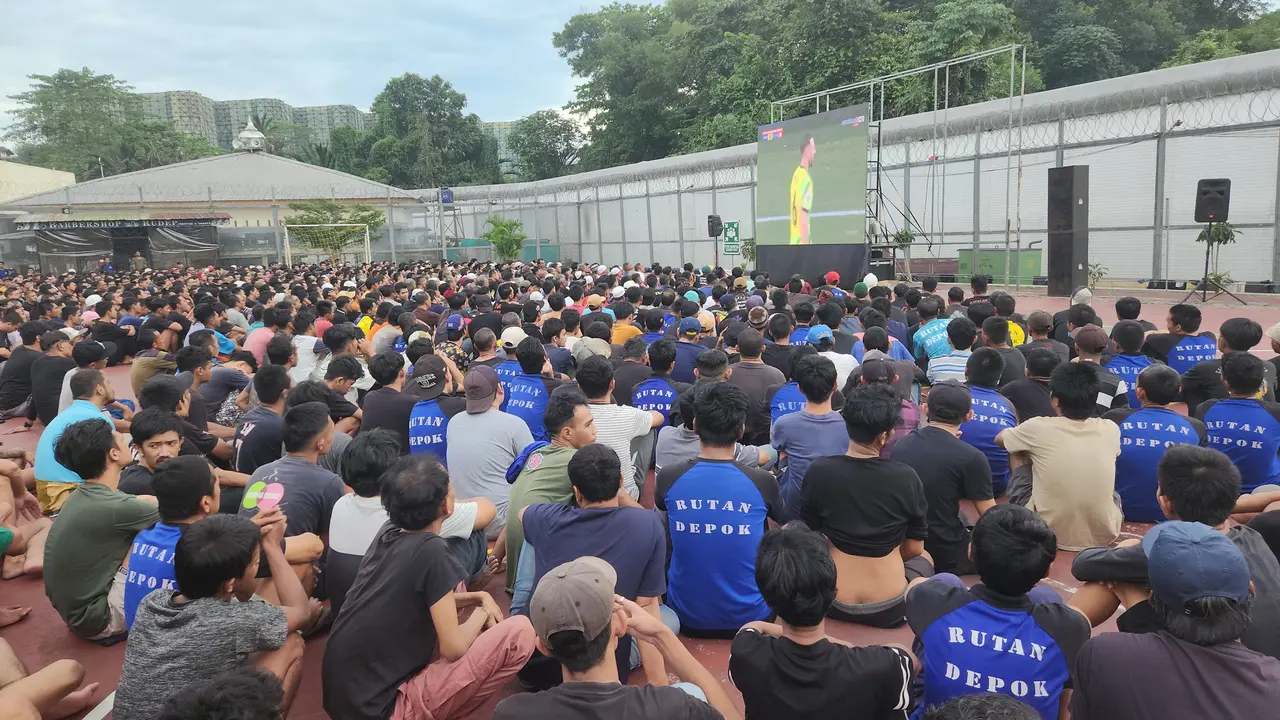 Ratusan warga binaan Rutan Kelas I Depok melaksanakan nobar Timnas Indonesia dan buka puasa bersama. (Liputan6.com/Dicky Agung Prihanto)