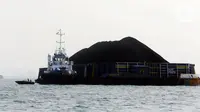 Kapal tongkang pengangkut batu bara lepas jangkar di Perairan Bojonegara, Serang, Banten, Kamis (21/10/2021). Badan Pusat Statistik (BPS) mencatat ekspor produk pertambangan dan lainnya pada September 2021 mencapai USD 3,77 miliar. (Liputan6.com/Angga Yuniar)
