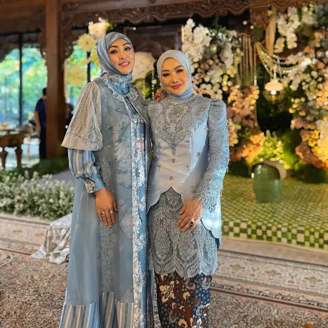 Adu Gaya Serba Biru Para Mama: Reza Artamevia, Angelina Sondakh, dan Geni Faruk di Acara 7 Bulanan Aaliyah Massaid