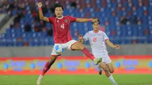 Pemain Timnas Indonesia U-22, Kadek Arel melakukan duel dengan pemain Myanmar U-22 pada pertandingan SEA Games 2025 di 700th Anniversary Stadium, Chiang Mai, Jumat (12/12/2025). (Bola.com/Bagaskara Lazuardi)