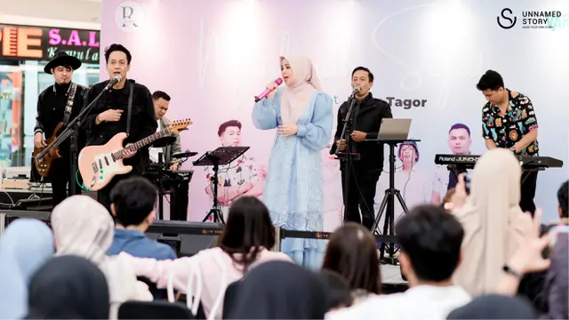 Risty Tagor berkolaborasi dengan Varsity Band di lagu berjudul Muslimah Sejati
