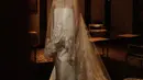 Angel Pieters juga melepas masa lajang di tahun 2023, di hari pernikahannya ia tampil elegan dengan gaun putih tube dari Monica Ivena yang dipadukan veil panjang berbordir. [@angelpieters]