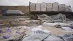 Truk yang mengangkut bantuan kemanusiaan untuk warga Palestina di Gaza terlihat rusak dan terparkir di dekat perbatasan dengan Jalur Gaza di dekat pos perbatasan Kissufim, selatan Israel, Rabu 13 Agustus 2025. (AP Photo/Ariel Schalit)