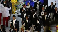 Ekspresi anggota Kontingen Pengungsi saat defile di Pembukaan Olimpiade Rio 2016 di Stadion Maracana, Brasil, Jumat (5/8/2016) malam waktu setempat. (EPA/ESteban Biba)