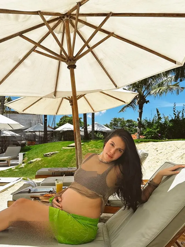 6 Potret Estelle Linden Pamer Baby Bump yang Kian Besar, Main Golf Bareng Suami
