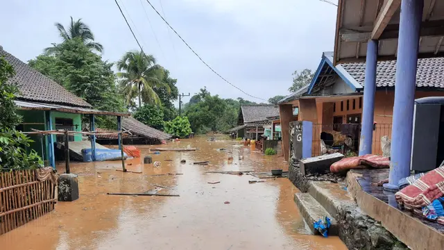 Banjir di Kecamatan Sajira, Banten, menyisakan endapan lumpur setinggi lutut orang dewasa. (dok. Arum Wandar/Adhita Diansyavira)