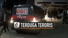 Kepolisian Jawa Timur menangkap satu keluarga yang diduga terlibat dalam kegiatan terorisme. Polisi menangkan ayah, ibu dan dua orang anak.