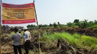 Polisi menyegel lahan di Pekanbaru karena terbakar yang menimbulkan kabut asap. (Liputan6.com/M Syukur)