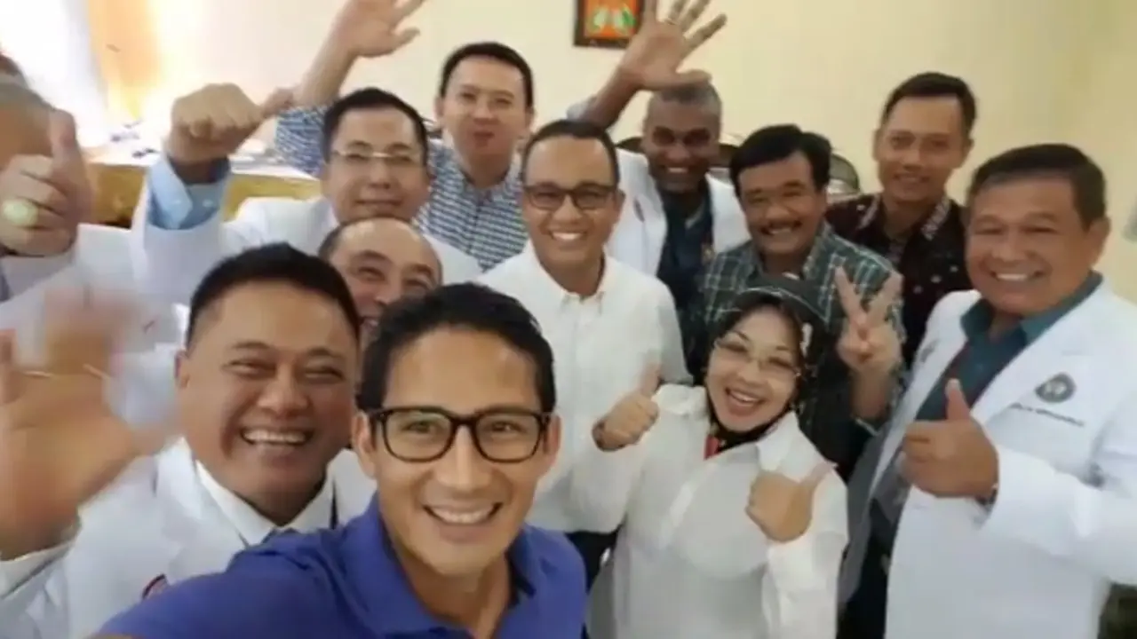 Para bakal Cagub dan cawagub DKI berfoto selfie usai mengikuti rangkaian tes kesehatan di RS Mintohardjo, Jakarta 