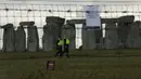 Para petugas keamanan berpatroli di situs warisan dunia Stonehenge di Wiltshire, Inggris (20/6/2020). Sebuah lingkaran yang terdiri dari lubang-lubang prasejarah yang dalam ditemukan di dekat situs warisan dunia tersebut. (Xinhua/Tim Ireland)