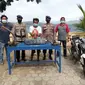 Tersangka Kamsiadi alias Jon (40) (Tengah) beserta barang bukti hasil curian diamankan di Kantor Satpol air Banyuwangi. (Hermawan Arifianto/Liputan6.com)