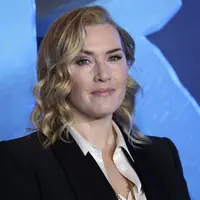 Kate Winslet berpose saat pemotretan untuk film 'Avatar: The Way of Water' di London, Minggu, 4 Desember 2022. Aktris peraih Oscar itu melengkapi penampilannya dengan kalung emas panjang dan anting-anting yang menarik perhatian. Di film ini Kate memerankan Ronal, salah satu makhluk bawah air yang terkait erat dengan Na'vi dalam film terbaru. (AFP/Isabel Infantes)