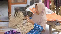 Proses pembuatan tas anyaman bambu yang ramah lingkungan olen pelaku UMKM Lingkungan Papring Banyuwangi (Hermawan Arifianto/Liputan6.com)