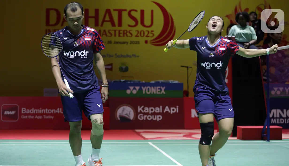 Ekspresi ganda campuran Indonesia, Rinov Rivaldy/Lisa Ayu Kusumawati saat memastikan lolos ke babak semifinal Daihatsu Indonesia Masters 2025 di Istora Gelora Bung Karno, Senayan, Jakarta, Jumat (24/1/2025). (Liputan6.com/Helmi Fithriansyah)