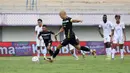 <p>Pemain Dewa United FC, Risto Mitrevski melakukan tendangan penalti ke gawang Arema FC pada laga pekan pertama BRI Liga 1 2023/2024 antara Dewa United melawan Arema FC di Stadion Indomilk, Tangerang, Minggu (2/7/2023). (Bola.com/Bagaskara Lazuardi)</p>