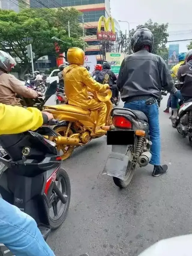 10 Outfit Nyeleneh Pengendara Motor di Jalan, Punya Tulisan Lucu Hingga Mirip Karakter Anime