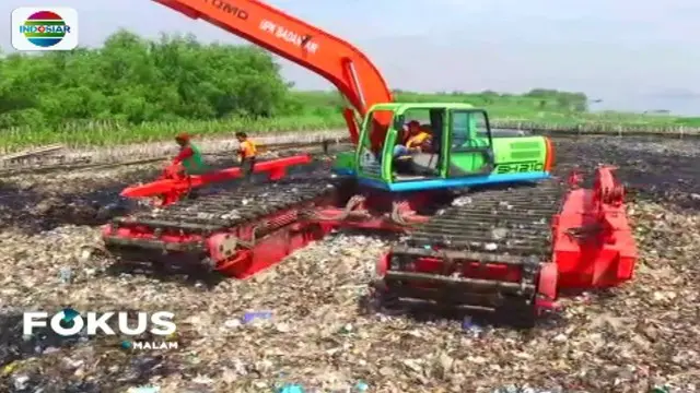 Pemerintah Kota Jakarta Utara memperkirakan butuh satu minggu untuk membersihkan kawasan ini dari sampah yang menumpuk.
