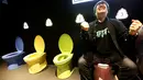 Pengunjung berpura-pura buang air besar di di toilet pajangan yang dipamerkan di Museum Unko di Yokohama, Jepang pada Rabu (17/4). Kali ini, Negeri Sakura itu baru saja membuka sebuah museum pop-up bertema unik dan tak biasa, yaitu tinja atau kotoran (poop). (REUTERS/Kim Kyung-hoon)