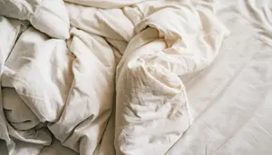 5 Penyebab Sprei Terasa Lembap Meski Tidak Terkena Air, Efeknya Tidak Main-Main