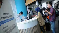 Calon penumpang kapal penyeberangan eksekutif mengantre membeli tiket di Pelabuhan Eksekutif Sosoro, Merak, Banten, Minggu (2/6/2019). Tarif naik kapal penyeberangan eksekutif sebesar Rp 50.000 untuk dewasa dan Rp 34.000 untuk anak-anak. (Liputan6.com/Helmi Fithriansyah)