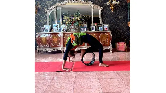 7 Gaya Inul Daratista Saat Lakukan Yoga, Curi Perhatian