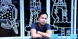 Salah satu personel Trio Lestari, Sandhy Sandoro membantah telah memiliki tambatan hati seperti yang dihembuskan oleh akun gosip. Setelah resmi bercerai dengan Ade Sechan, tahun 2016 silam, ia belum mencari penggantinya. (Nurwahyunan/Bintang.com)