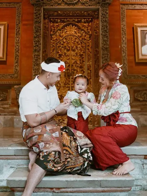 [Fimela] Baby Xarena Tampil Menggemaskan, Ini 6 Potret Kebersamaan Siti Badrian dan Krisjiana Baharudin Pakai Busana Adat Bali