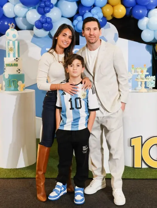 Merayakan momen ulang tahun, Messi dan Anotela janjian pakai nuansa nude dalam setelan jas dan blouse lengan panjang [@antonelaroccuzzo]