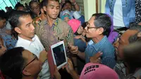 Jokowi sempat berbincang dengan salah satu pemilik toko di Pasar Lokbin Koja, Jakarta, (23/9/14). (Liputan6.com/Herman Zakharia)