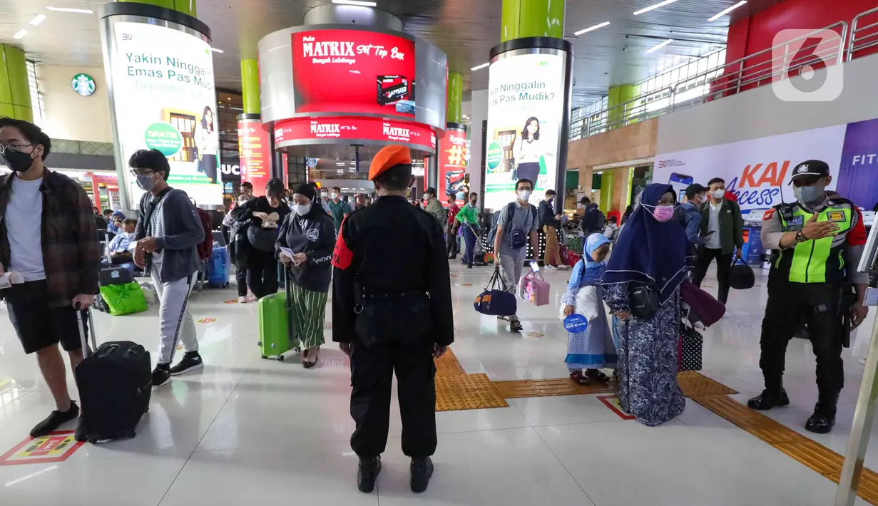 <p>Calon penumpang kereta api tiba di Stasiun Gambir, Jakarta, Jumat (22/4/2022). Stasiun Gambir per Jumat (22/4/2022). Adapun Volume penumpang berangkat sebanyak 6.300 atau 41 persen dari total Tempat Duduk yang tersedia sebanyak 15.506. (Liputan6.com/Herman Zakharia)</p>