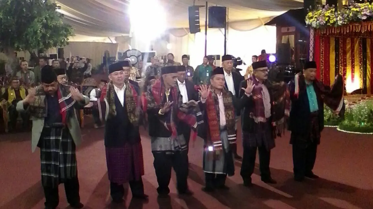 Menari Tortor di rangkaian ngunduh mantu Kahiyang-Bobby