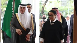 Menteri Luar Negeri Arab Saudi, Adel bin Al-Jubeir (kiri) bersama Menteri Luar NegeriRepublik Indonesia, Retno Marsudi bersiap melakukan pertemuan bilateral di Jakarta, Selasa (23/10). Pertemuan membahas isu strategis. (Liputan6.com/Helmi Fithriansyah)