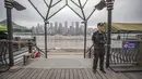 Seorang petugas berjaga di dekat tepi Sungai Yangtze di Kota Chongqing, China barat daya (18/8/2020). Kota Chongqing dilanda banjir parah. Status tanggap darurat Level I dikeluarkan pada Selasa (18/8) untuk pengendalian banjir. (Xinhua/Huang Wei)