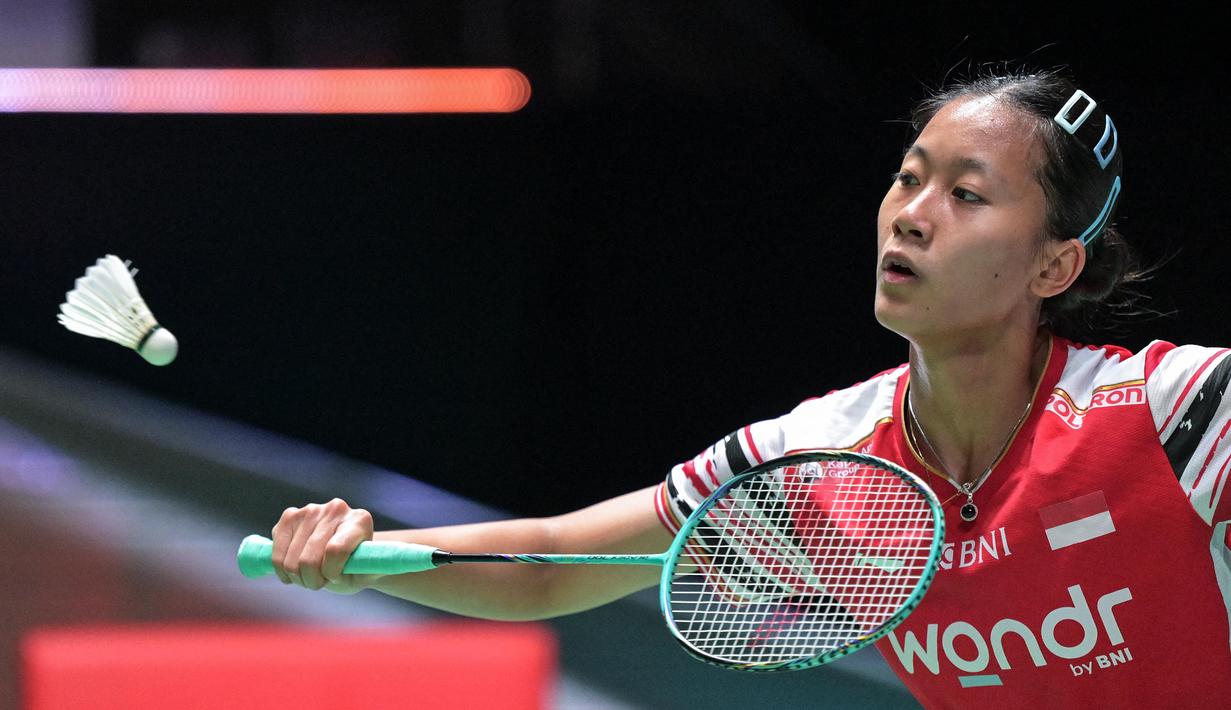 Tunggal putri Indonesia Putri Kusuma Wardani melakukan pukulan pengembalian kok ke arah Wang Zhi Yi (China) dalam pertandingan perempat final turnamen bulu tangkis Japan Open 2025 di Tokyo, 18 Juli 2025. (Richard A. Brooks/AFP)