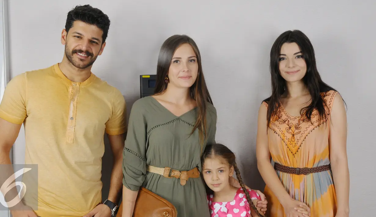 Pemeran Elif, Isabella Damla Guvenilir, bersama ketiga pemain lainnya yaitu Emre Kivilcim (Selim), Selin Sezgin (Melek) dan Gulcin Toncuk (Zaenab) berpose bersama di kantor Liputan6.com, Jakarta, Senin (24/8/2015). (Liputan6.com/Faisal R Syam)
