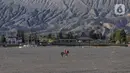 Pemilik kuda berkeliling di lautan pasir Gunung Bromo, Probolinggo, Jawa Timur, Jumat (10/9/2021). Balai Besar Taman Nasional Bromo Tengger Semeru (BB-TNBTS) mulai membuka pintu masuk kawasan wisata Bromo melalui Kabupaten Probolinggo. (merdeka.com/Arie Basuki)