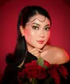 Dengan sapuan tangannya, Hanum sukses membuat tampilan dewy makeup yang elegan.