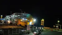 Kapal Menunggu Kendaraan Masuk di Dermaga Eksekutif Pelabuhan Merak. (Senin, 01/01/2023). (Yandhi Deslatama/Liputan6.com).