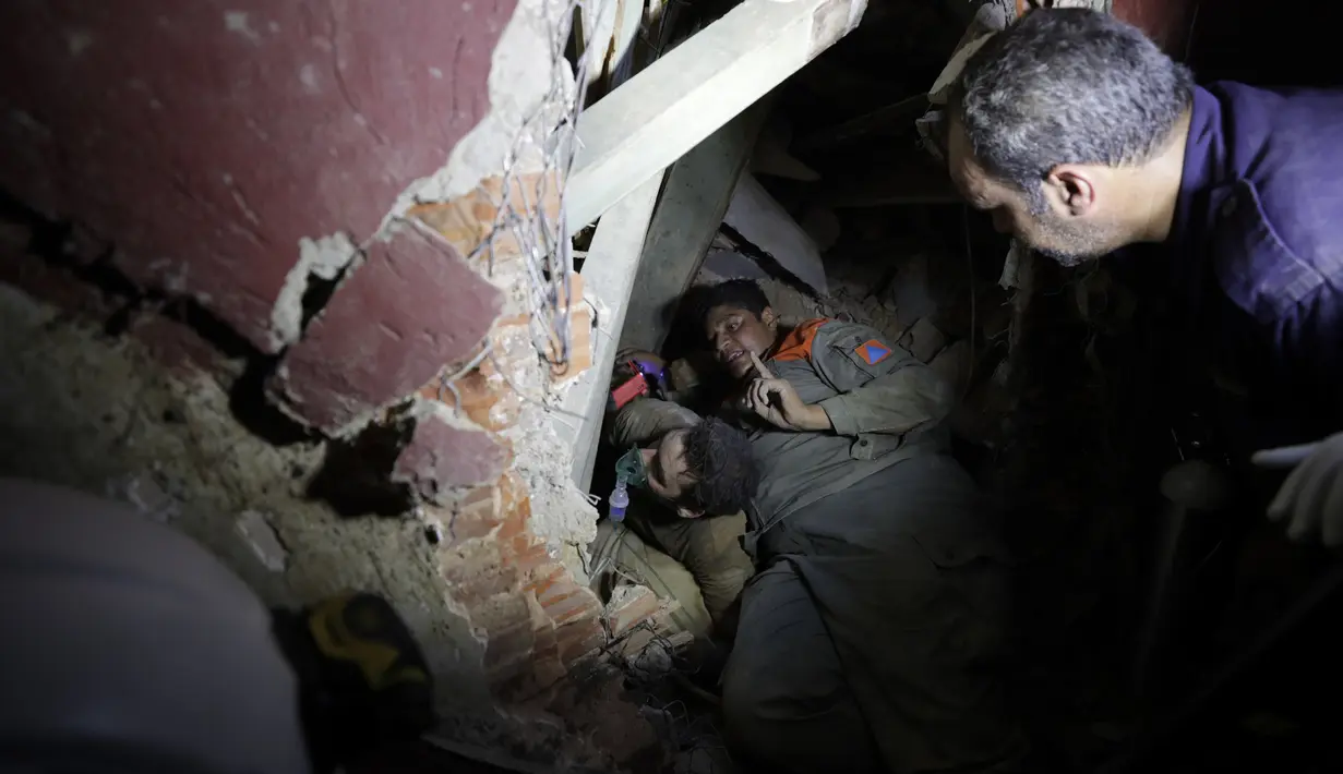 Tentara menyelamatkan salah seorang korban setelah ledakan besar di Beirut, Lebanon, Rabu (5/8/2020). Ledakan yang mengakibatkan puluhan orang tewas dan ribuan lainnya terluka tersebut meratakan pelabuhan dan merusak bangunan di seluruh Beirut. (AP Photo/Hassan Ammar)