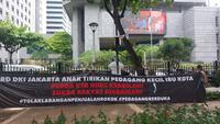Pedagang Tolak Raperda KTR Depan DPRD Jakarta dan Tugu Tani: Suara Kami Diabaikan
