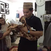 Berita duka datang dari pasangan Indra Bekti dan Aldila Jelita atas meninggalnya anak ke-3 mereka, Kenward Athar Indrabekti. Siapa sangka, Athar meninggal beberapa menit setelah dilahirkan sang ibu. (Rivan Yuristiawan/Bintang.com)