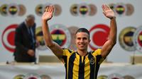 Robin van Persie menyapa suporter Fenerbahce. (AFP PHOTO/OZAN KOSE)