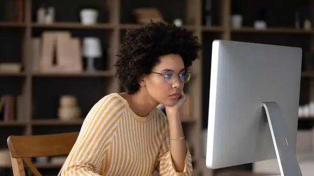 ilustrasi komputer mati sendiri