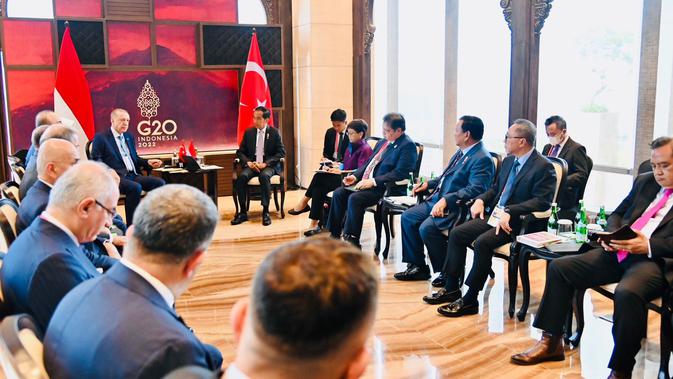 Presiden Joko Widodo (Jokowi) dalam serangkaian pertemuan bilateral di Konferensi Tingkat Tinggi atau KTT G20 di Bali, Senin, (14/11/2022). Salah satunya dengan Presiden Turki Recep Tayyib Erdogan. (Dok Kemendag)