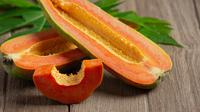 How to cut a papaya into cubes and wedges. (Photo: jcomp/Freepik)