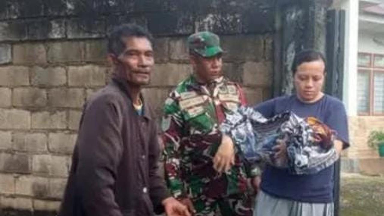 Kondisi bayi laki-laki saat ditemukan di depan pagar rumah warga (Liputan6.com/Ola Keda)