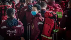 Staf medis Cheng Xiaoxue (tengah) dari Provinsi Guizhou, China barat daya, menunggu  kereta di Stasiun Kereta Api Wuhan di Provinsi Hubei, China (17/3/2020). Beberapa tim  medis mulai meninggalkan Hubei ketika epidemi COVID-19 yang terkena dampak paling parah itu terus menurun. (Xinhua/Xiao Yijiu)