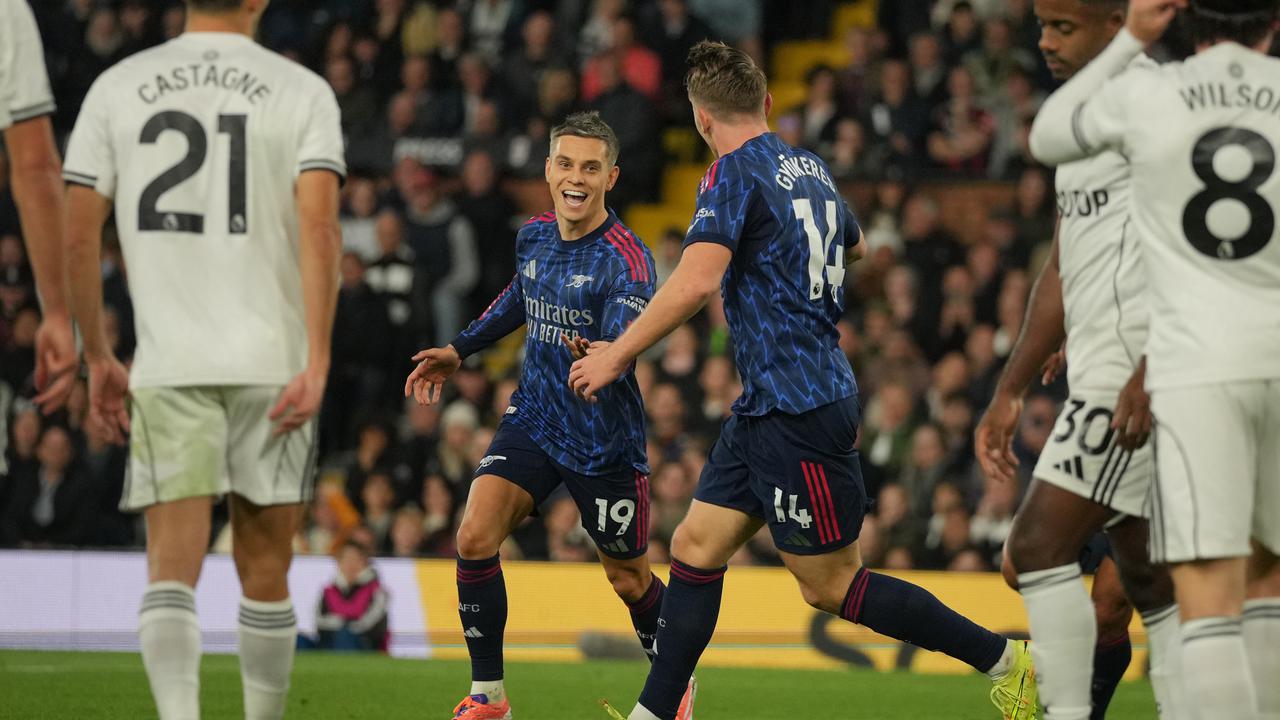 Selebrasi Leandro Trossard usai mencetak gol di laga Fulham vs Arsenal di pekan ke delapan Premier League 2025/2026 di Craven Cottage, Sabtu (18/10/2025). (AP Photo/Kin Cheung)